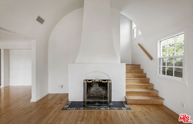 Building Photo - 833 Burnside Ave