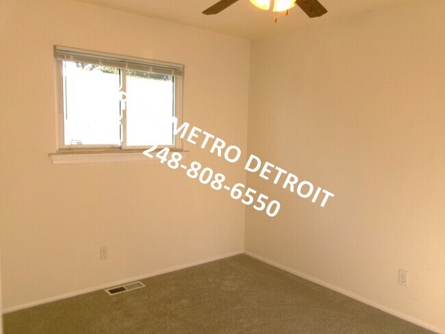 Building Photo - Move in ready Ranch Style Home in Westland