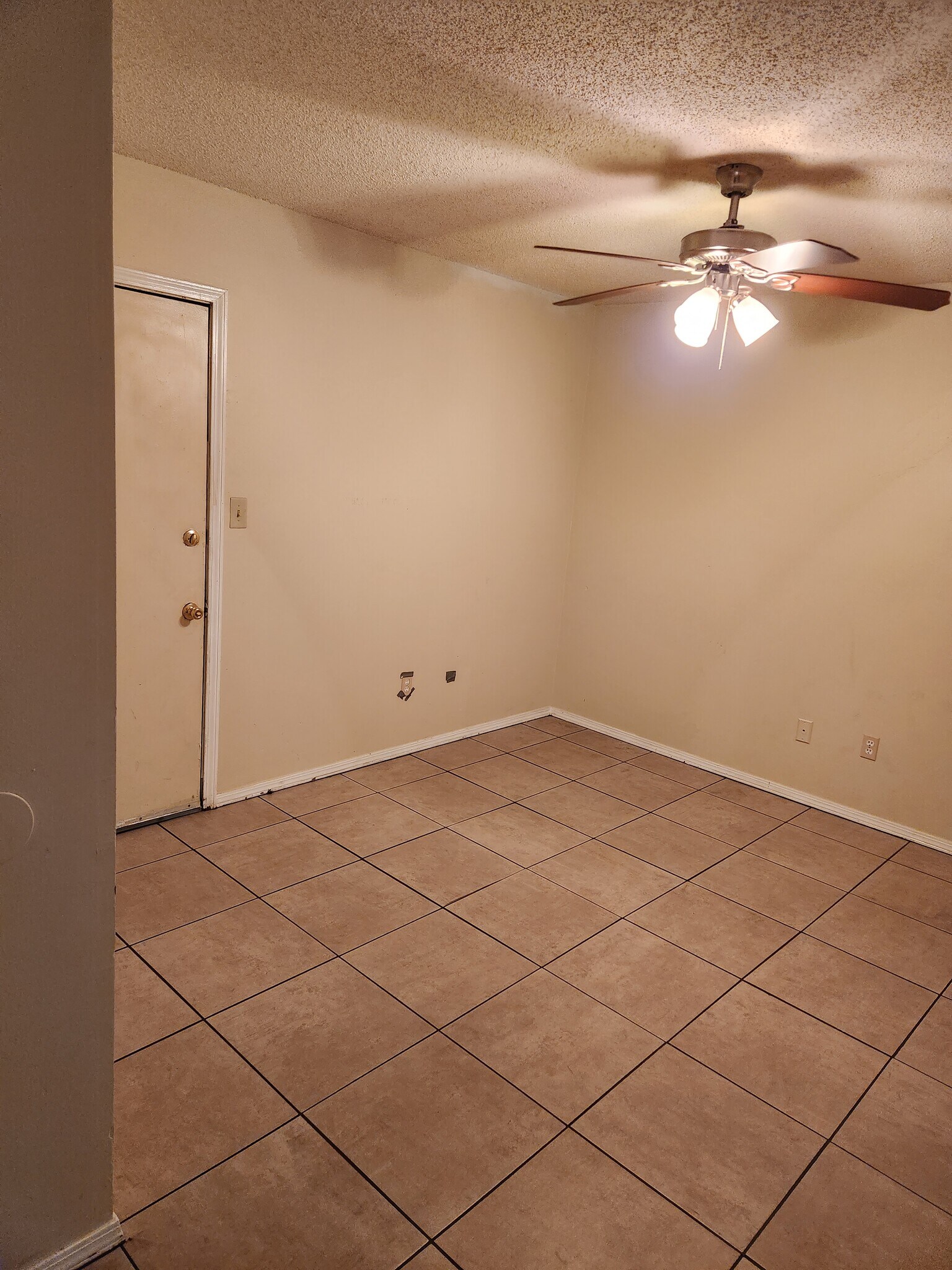 Building Photo - 621 Woodsman Dr