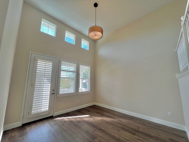 Building Photo - Spacious 1 Bedroom 1 1/2 Bathroom Townhome...