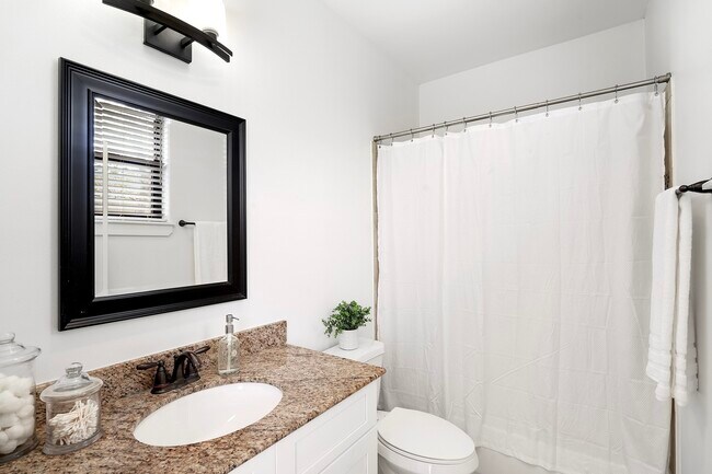 Building Photo - 612 W 27th St