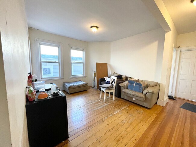Building Photo - 17 Sachem St