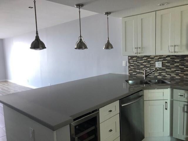 Building Photo - 1609 N Riverside Dr