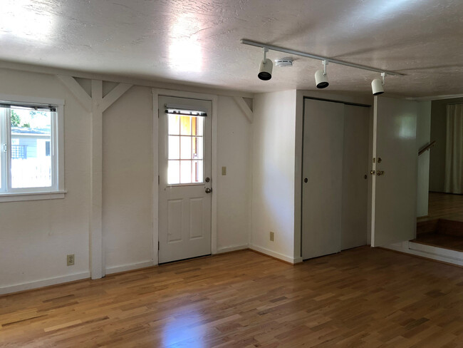 Building Photo - Adorable Two Bedroom in Pacific Grove!