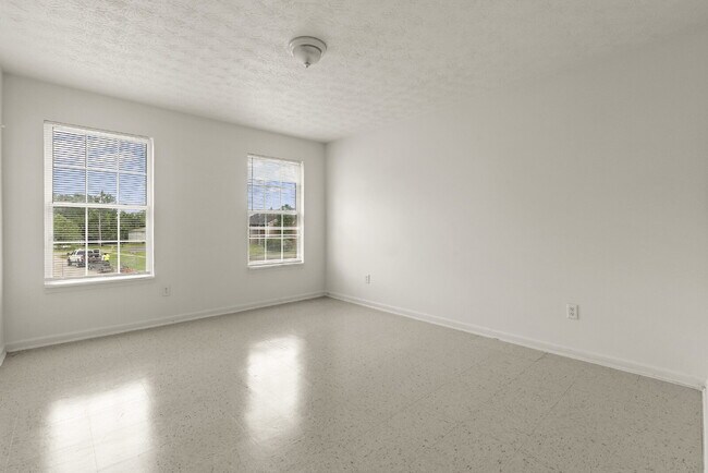 Building Photo - Charming Two Bedroom Townhome in South Louisville, Family-Friendly Neighborhood!