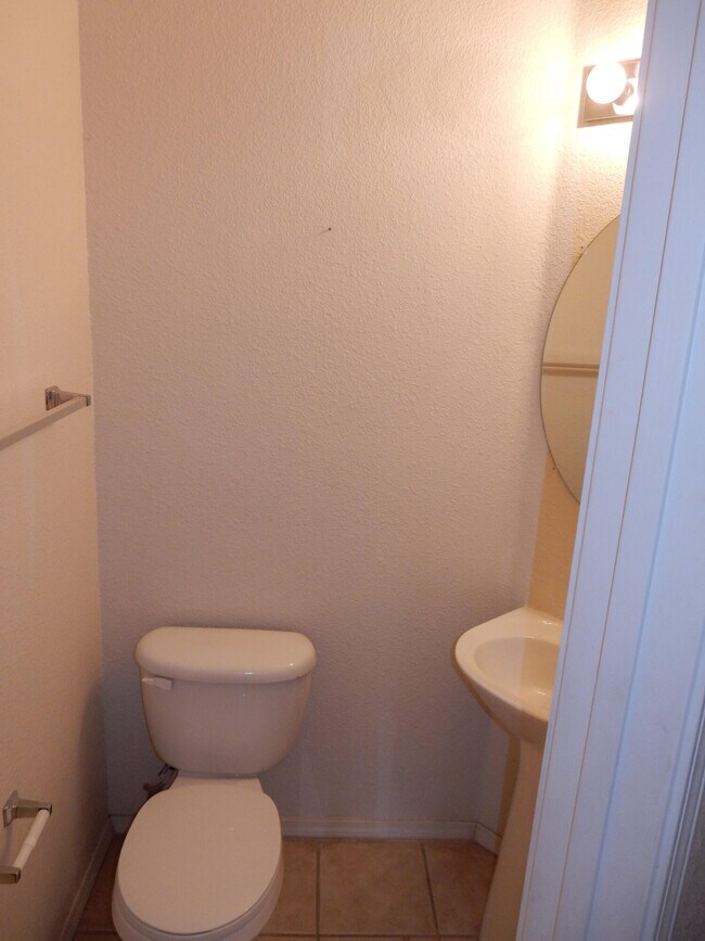 Building Photo - 6501 San Antonio Dr NE
