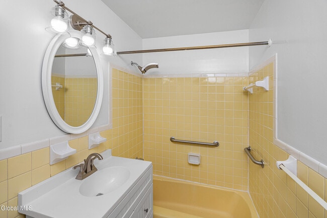 Building Photo - 7 Elgin St