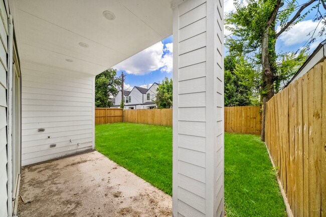 Building Photo - 406 E 33rd St