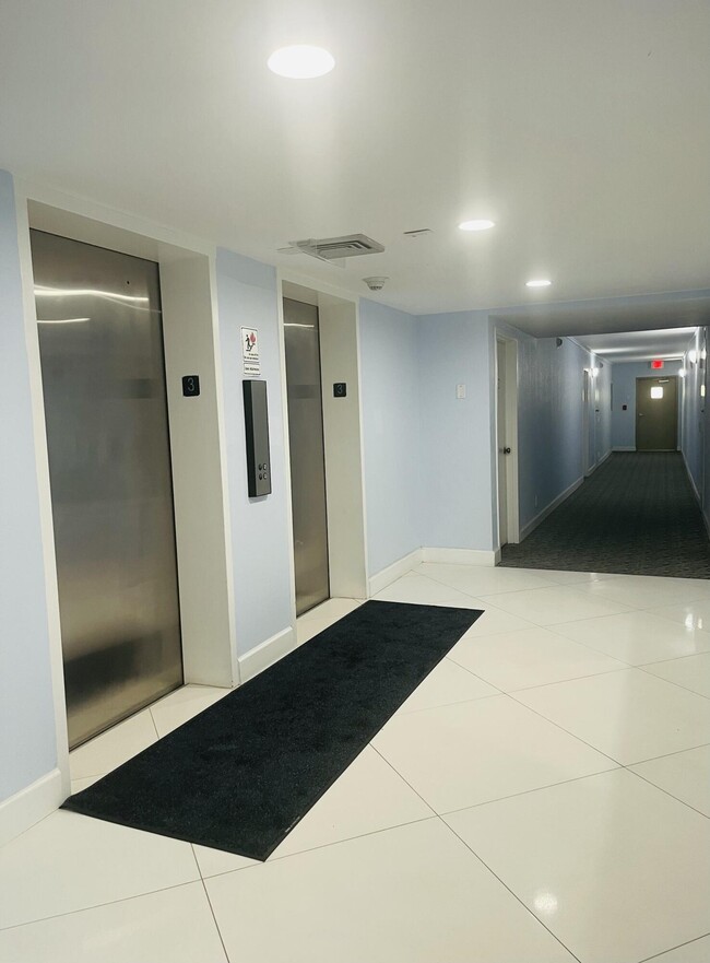 Building Photo - 1237 Hillsboro Mile