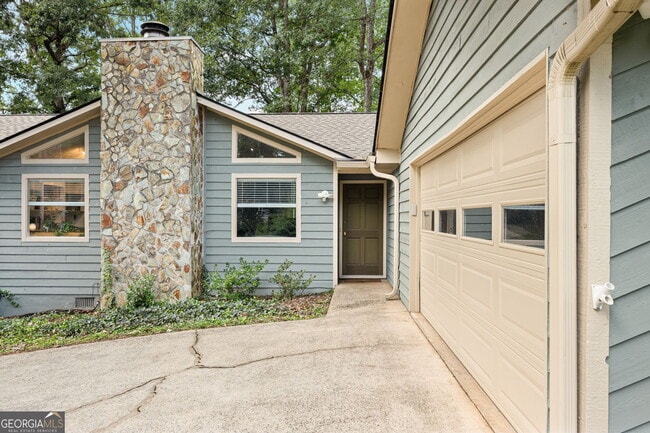 Building Photo - 2076 Lake Ridge Terrace