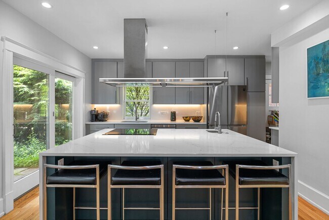 Building Photo - *Beautifully Updated & Spacious 4BD/3.5BA ...