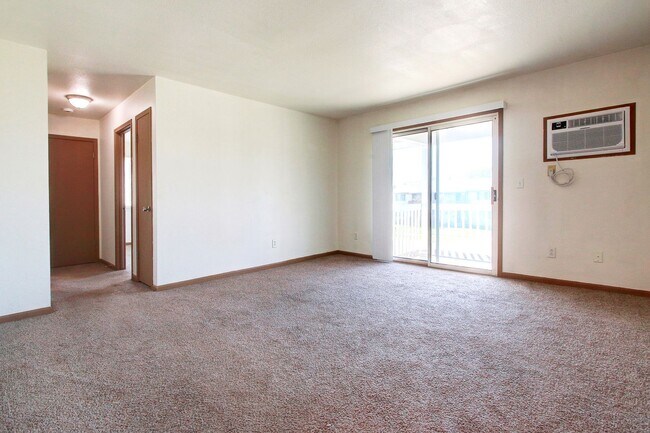 Building Photo - 2 BED 1 BATH UPPER LEVEL APARTMENT