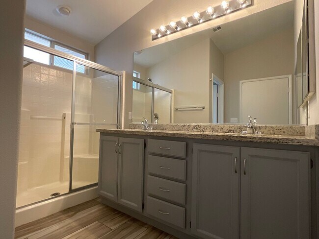 Building Photo - Single story 4br, 2bth, 2cg