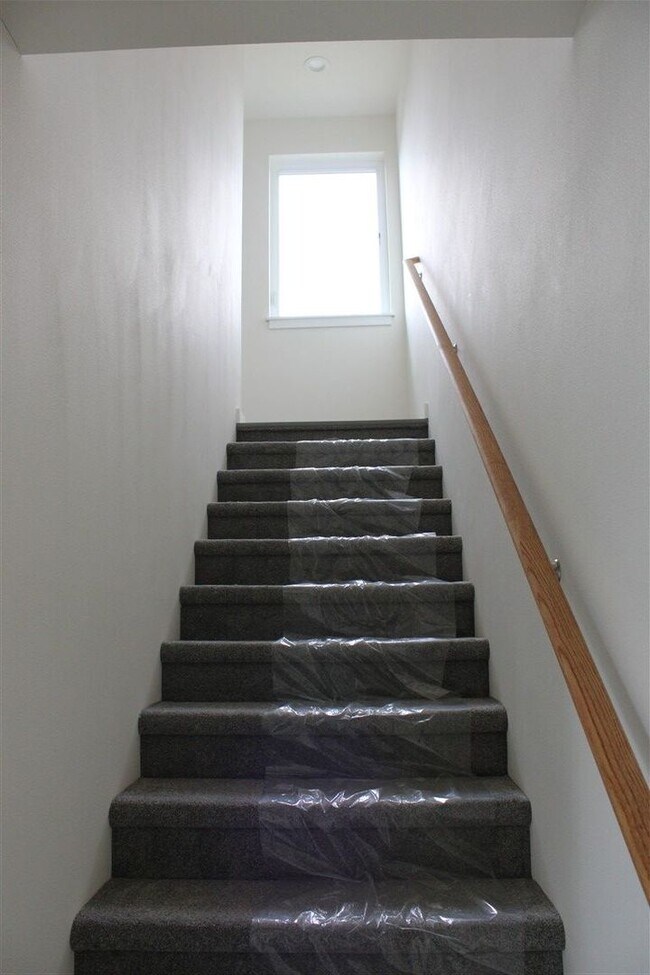 Building Photo - 2 bedroom 2 bathroom Brand New Triplex!