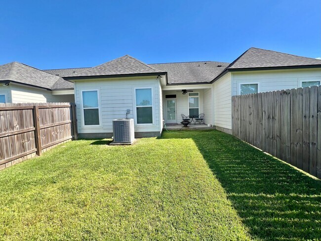 Building Photo - Spacious Two Bedroom Townhouse off Jefferson Hwy