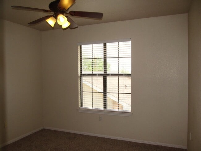 Building Photo - LARGE 4 BEDROOM NEAR LAKE