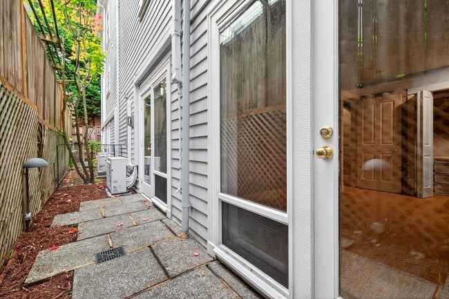 Building Photo - Charming Capital Hill Craftsman Home in Ideal Location!