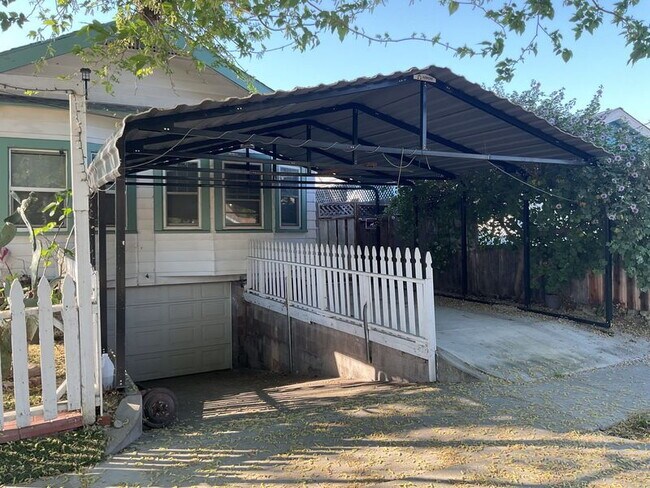 Building Photo - "Charming 2-Bed Home with Granite Touches in Tracy's Heart!"