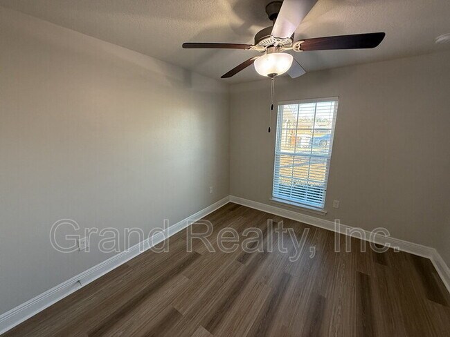 Building Photo - 5621 Flume Dr