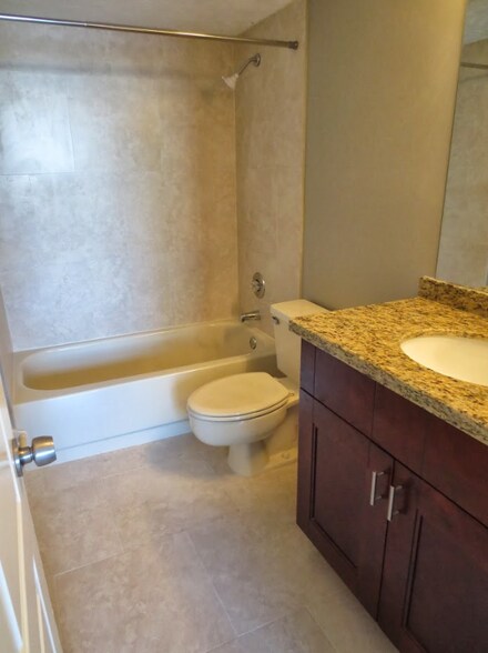 Building Photo - 115 Lake Emerald Dr