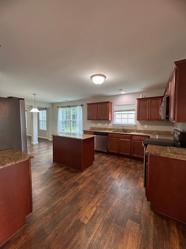 Building Photo - 5BR 3BA Home with Screened Porch
