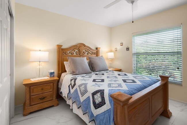 Building Photo - Cute and Cozy Furnished Family home on the Island..Available NOW. Reduced to $3,500/mo