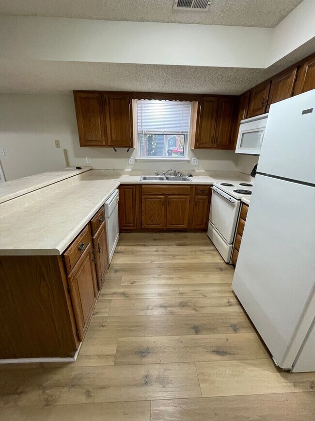 Building Photo - 3616-3618 Hermitage Rd.