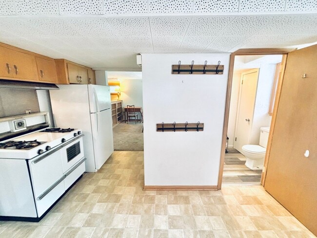 Building Photo - Quaint 1bed 1bath Lower Level Unit, With P...