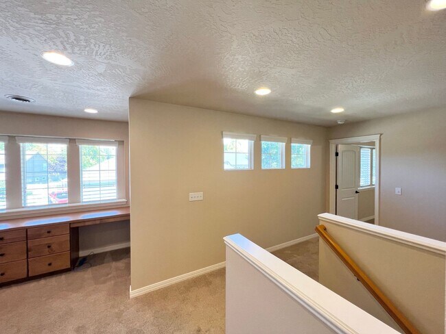 Building Photo - 5 Bed 3 Bath Bridge Tower Beauty