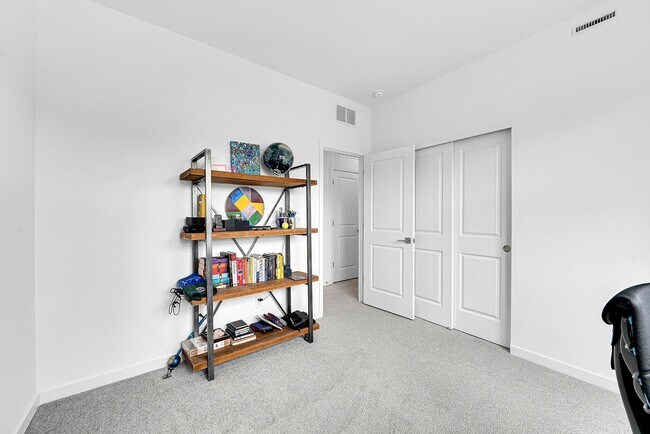 Building Photo - Sterling Ranch 3bed 3bath - like NEW!