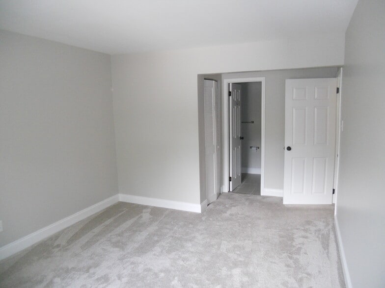 Primary bedroom with bath - 7 Rockford Rd