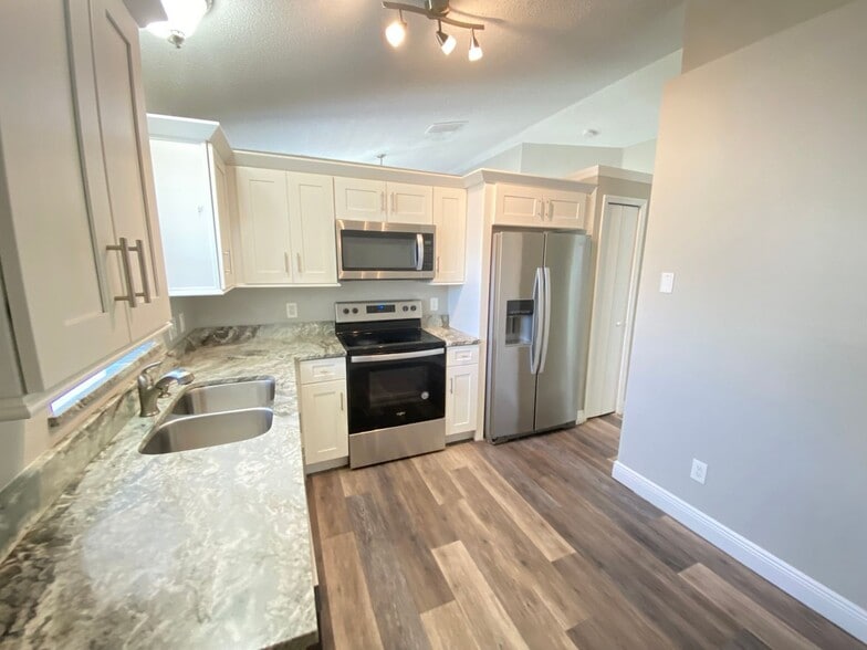 Building Photo - 2439 Harbor Town Dr