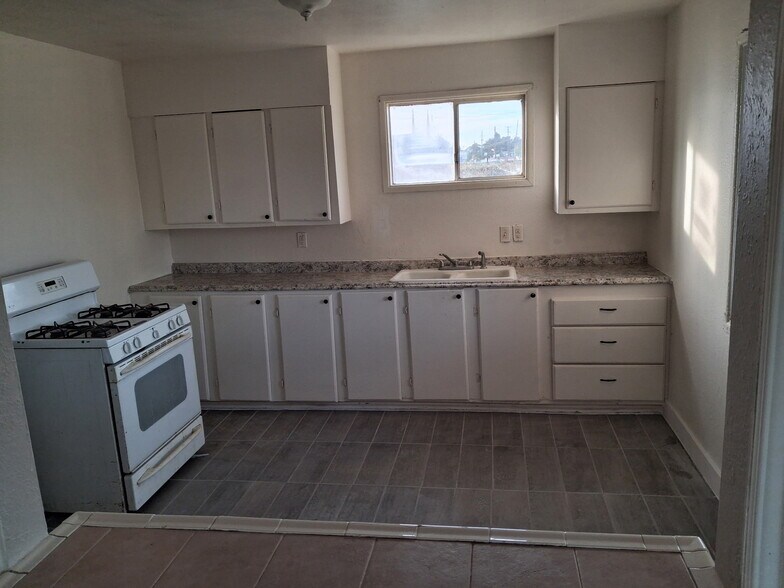 Building Photo - 5722 Lindhurst Ave