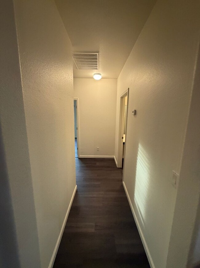 Building Photo - Welcome home to this meticulously maintained property in desirable Sun Groves Subdivision!