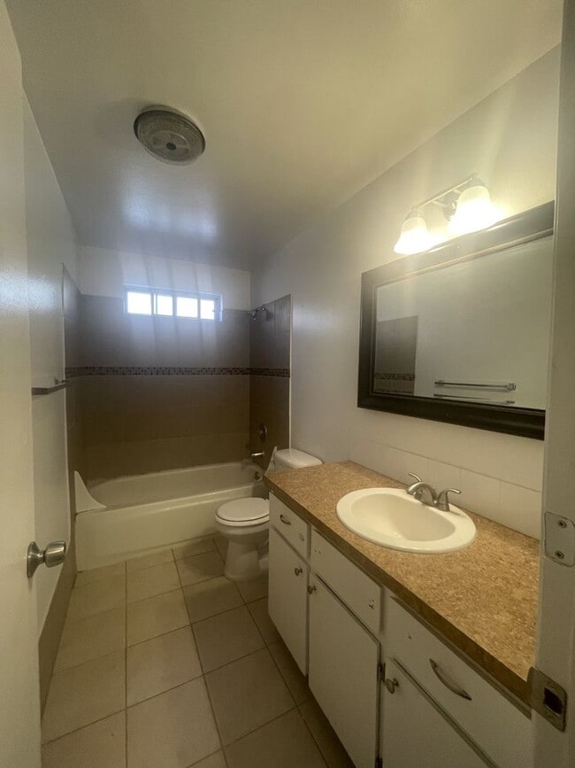 Building Photo - Charming Two Bedroom  Near Downtown Vancouver
