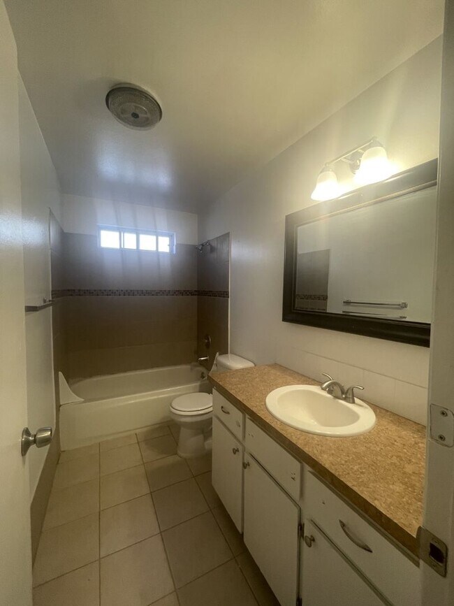 Building Photo - Cute Lower Level Flat at Tully Ridge