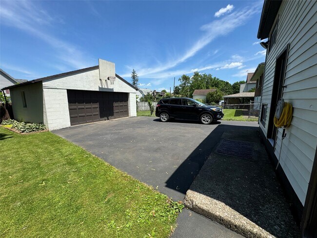 Building Photo - 9 Second St