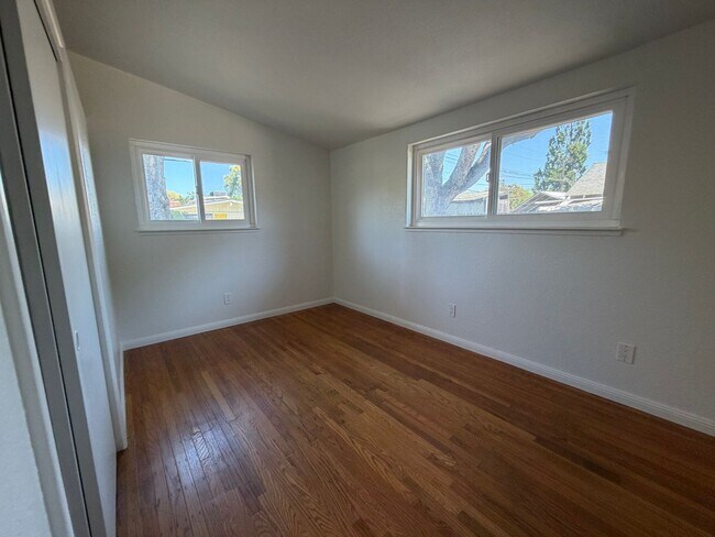Building Photo - Adorable 3 bedroom 2 bath bungalow in Rosemont