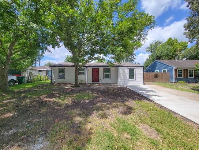 Building Photo - RECENTLY REMODELED 4 BEDROOM 2 BATH LEASE HOME WITH ALL THE UPGRADES.  CHECK THIS OUT.  WON'T LAS...