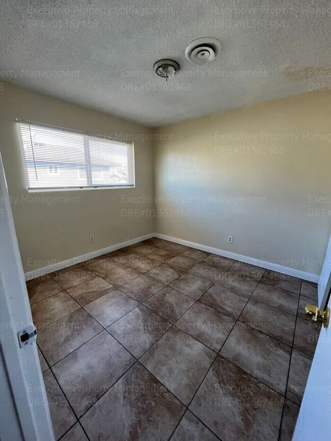 Building Photo - 2 bedroom, 1.5 bathroom townhouse.