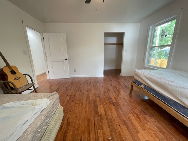 Building Photo - Big and Beautiful House with attached 1br ...