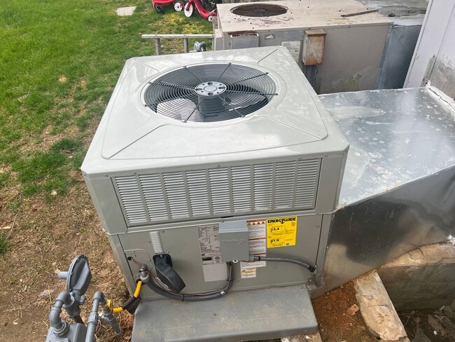 Building Photo - UPDATED 2 BEDROOM TOWNHOUSE WITH COMMUNITY POOL