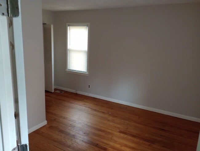 Building Photo - 3 Bedroom  2 Bath Home - Convenient Location