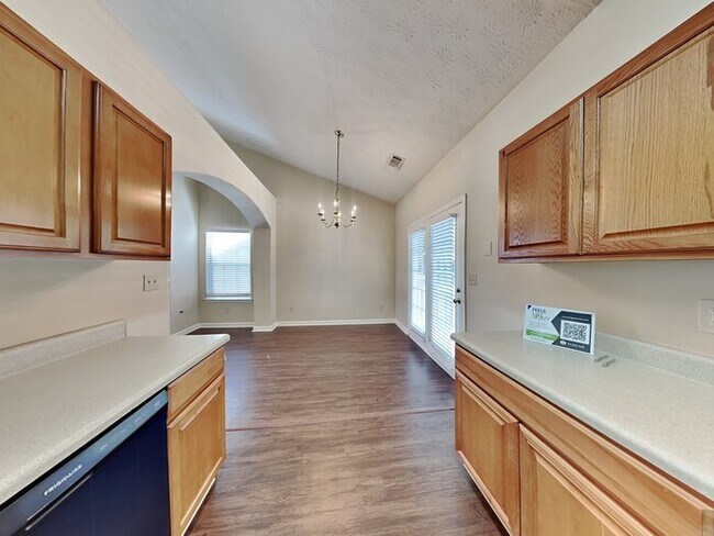 Building Photo - Charming 3 Bedroom 2.5 Bath Located in Riv...