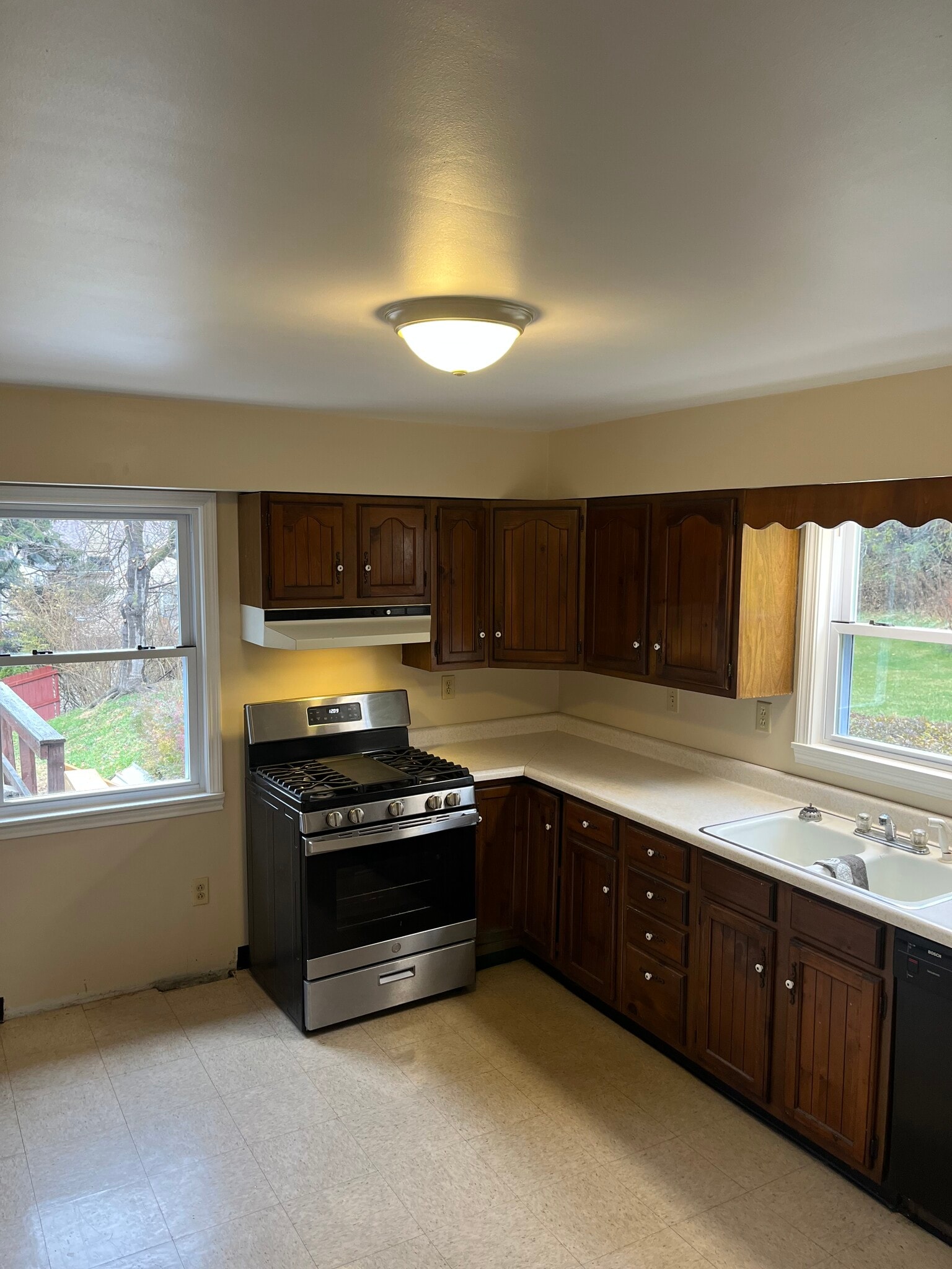 Building Photo - 889 Ivy Ave