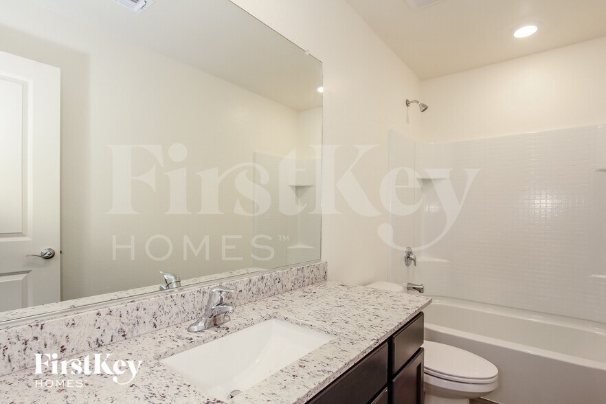 Building Photo - 8434 S 258th Dr