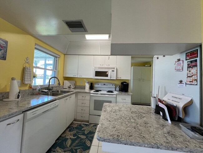 Building Photo - $3,300/month ** Short Term / Seasonal - Furnished ** 2 Bed / 1.5 Bath - Lakefront ** Single Famil...