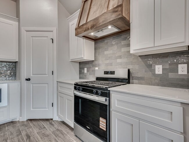 Building Photo - Newer Home available Mid-August 2026- Mustang Park- Storm Shelter
