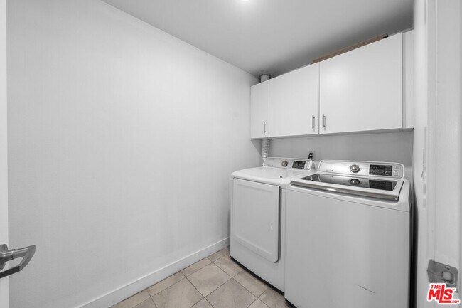 Building Photo - 436 S Virgil Ave