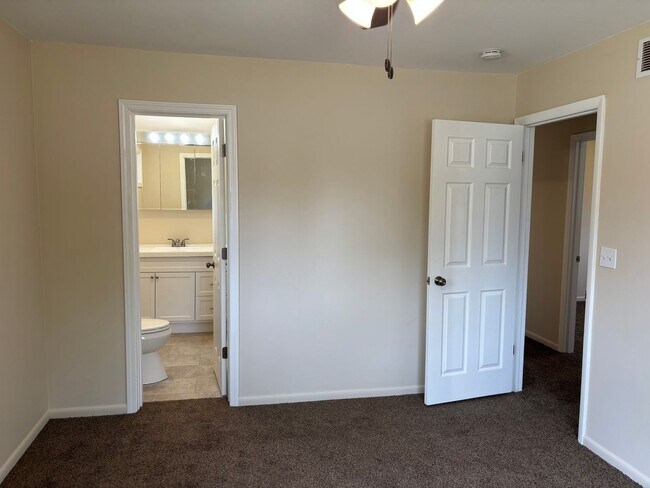 Building Photo - 3 Bedroom, 2.5 Bath Single Family Home w/2...